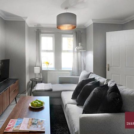 Knaphill - 2 Bedroom House - With Parking Brookwood Exterior foto