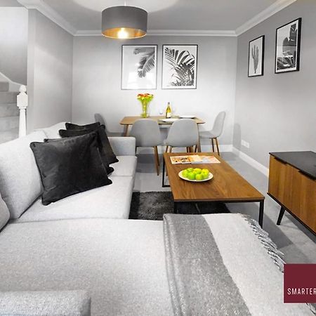 Knaphill - 2 Bedroom House - With Parking Brookwood Exterior foto