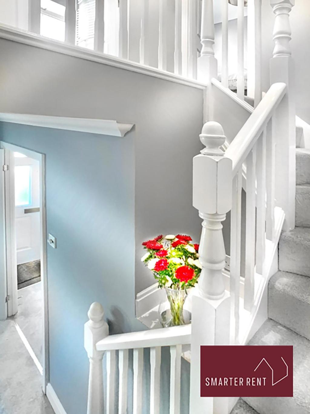 Knaphill - 2 Bedroom House - With Parking Brookwood Exterior foto