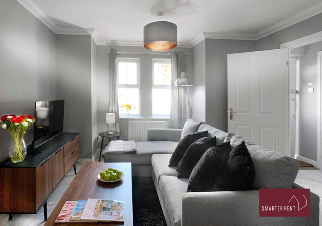 Knaphill - 2 Bedroom House - With Parking Brookwood Exterior foto