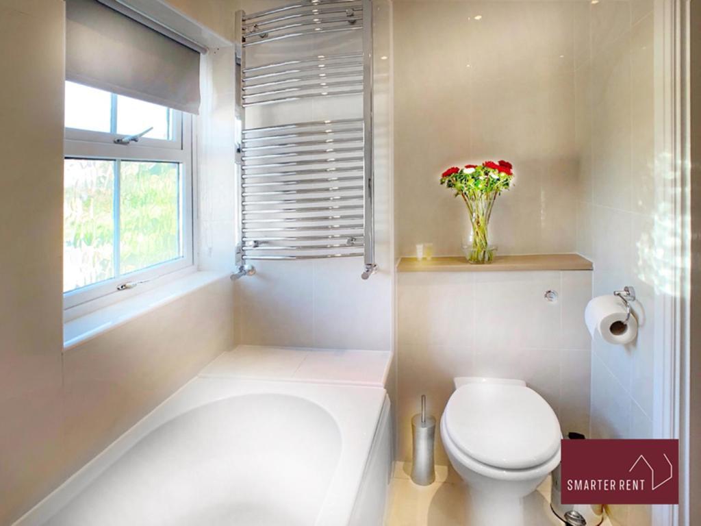 Knaphill - 2 Bedroom House - With Parking Brookwood Exterior foto