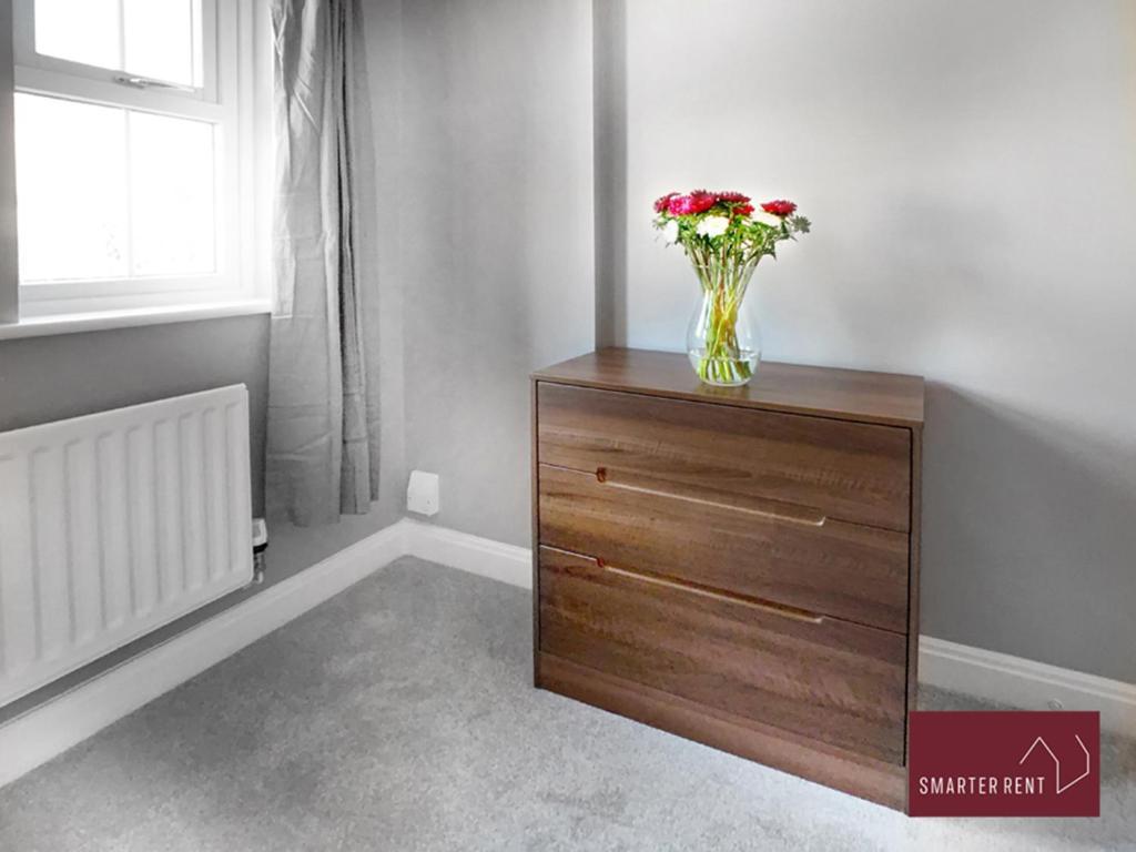 Knaphill - 2 Bedroom House - With Parking Brookwood Exterior foto
