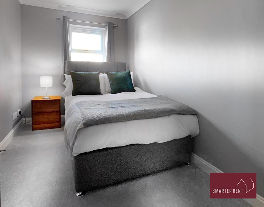 Knaphill - 2 Bedroom House - With Parking Brookwood Exterior foto
