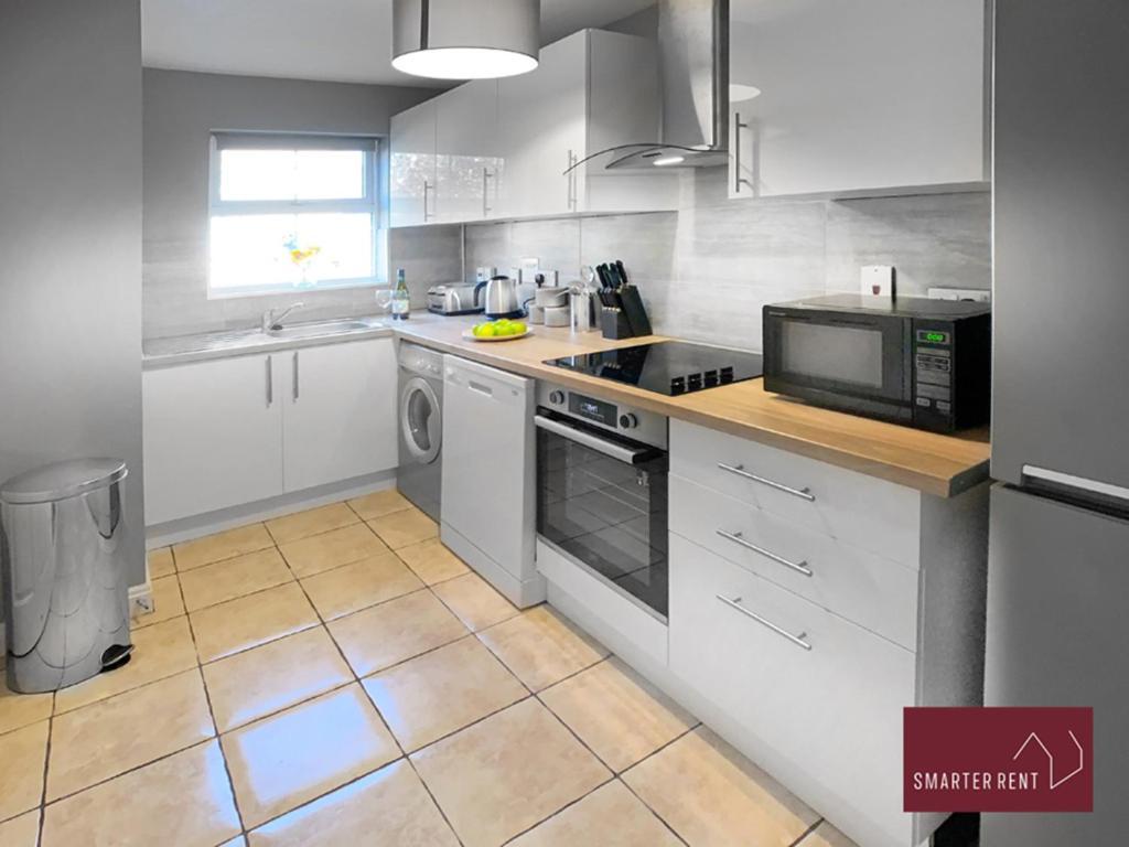 Knaphill - 2 Bedroom House - With Parking Brookwood Exterior foto