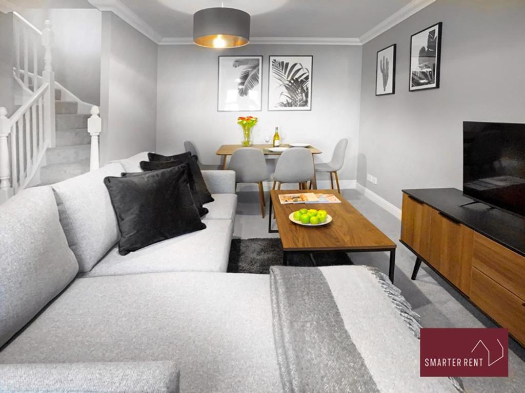 Knaphill - 2 Bedroom House - With Parking Brookwood Exterior foto