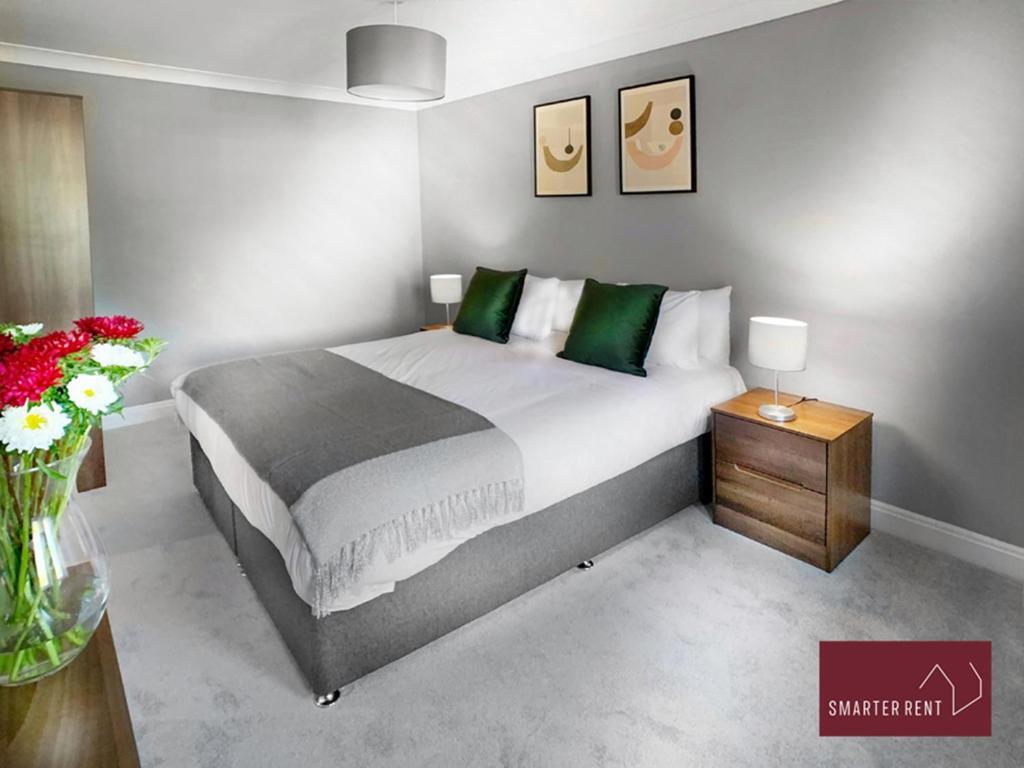 Knaphill - 2 Bedroom House - With Parking Brookwood Exterior foto